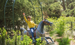 chevaux-galopants-enfant-jardin-acclimatation